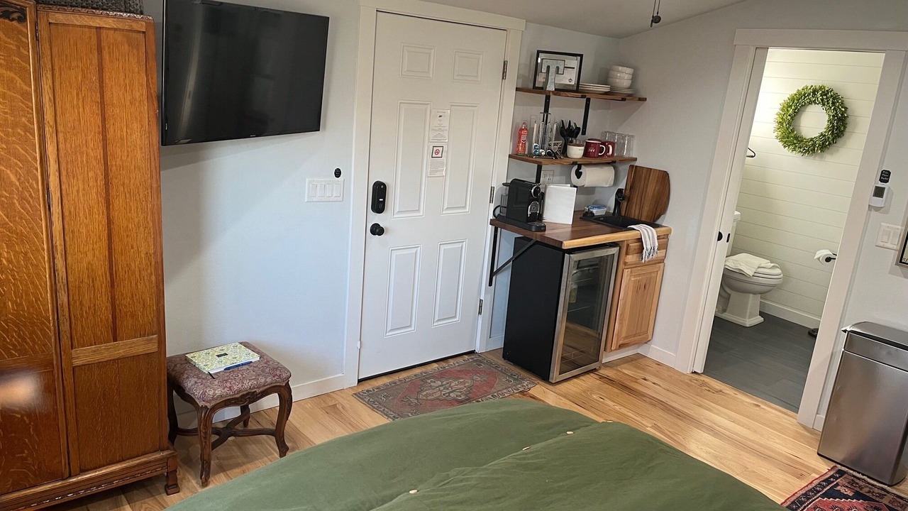 Photo of Bedroom in Depot Bench