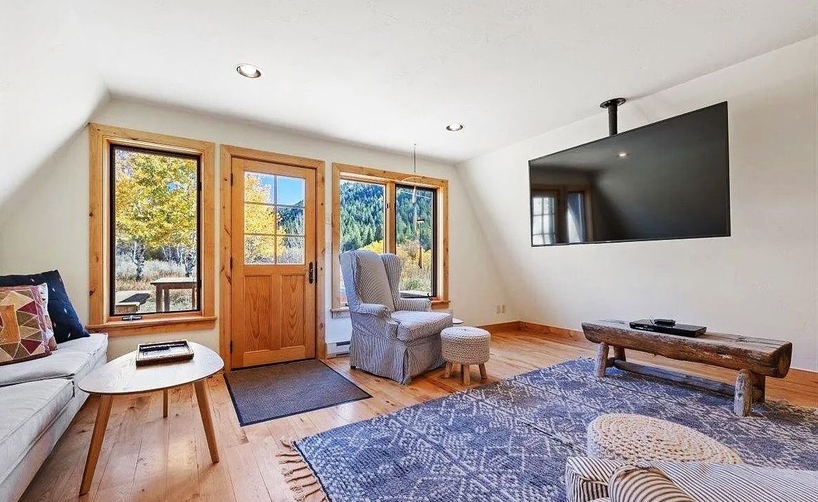 Photo of Livingroom in Victor