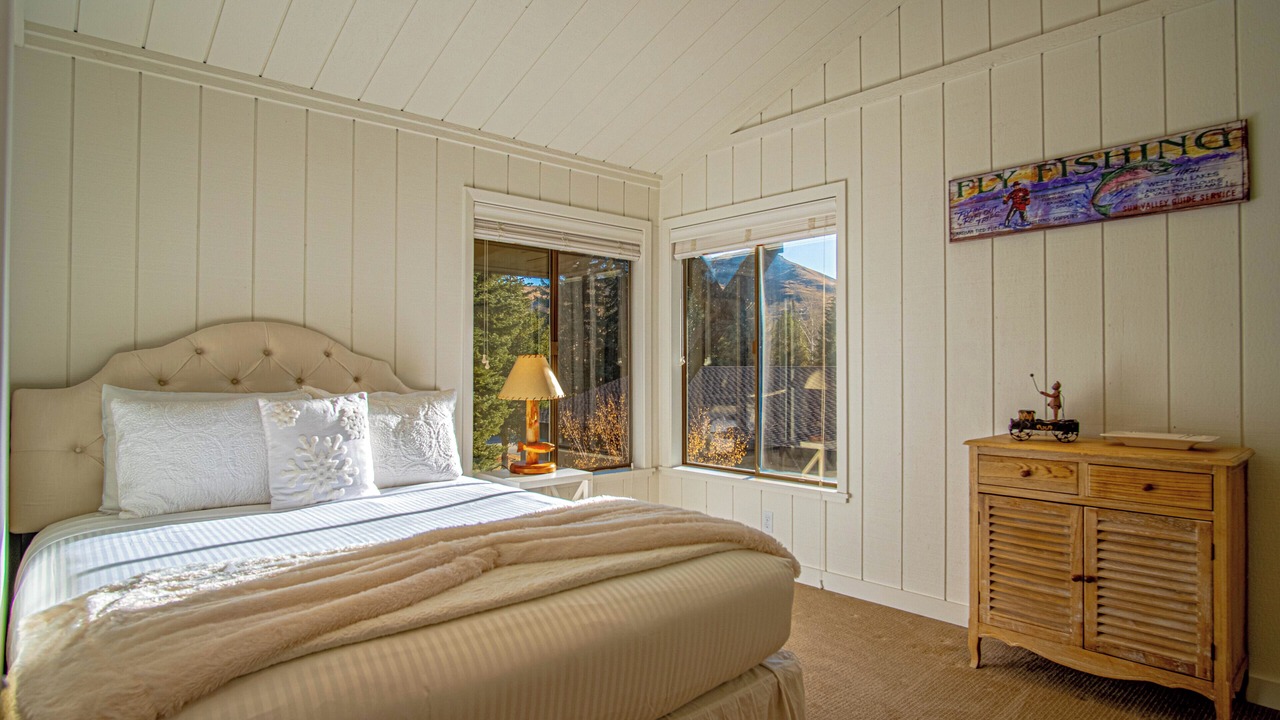Photo of Bedroom in Elkhorn