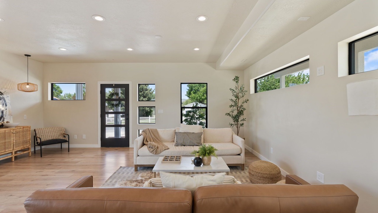 Photo of Livingroom in Midvale