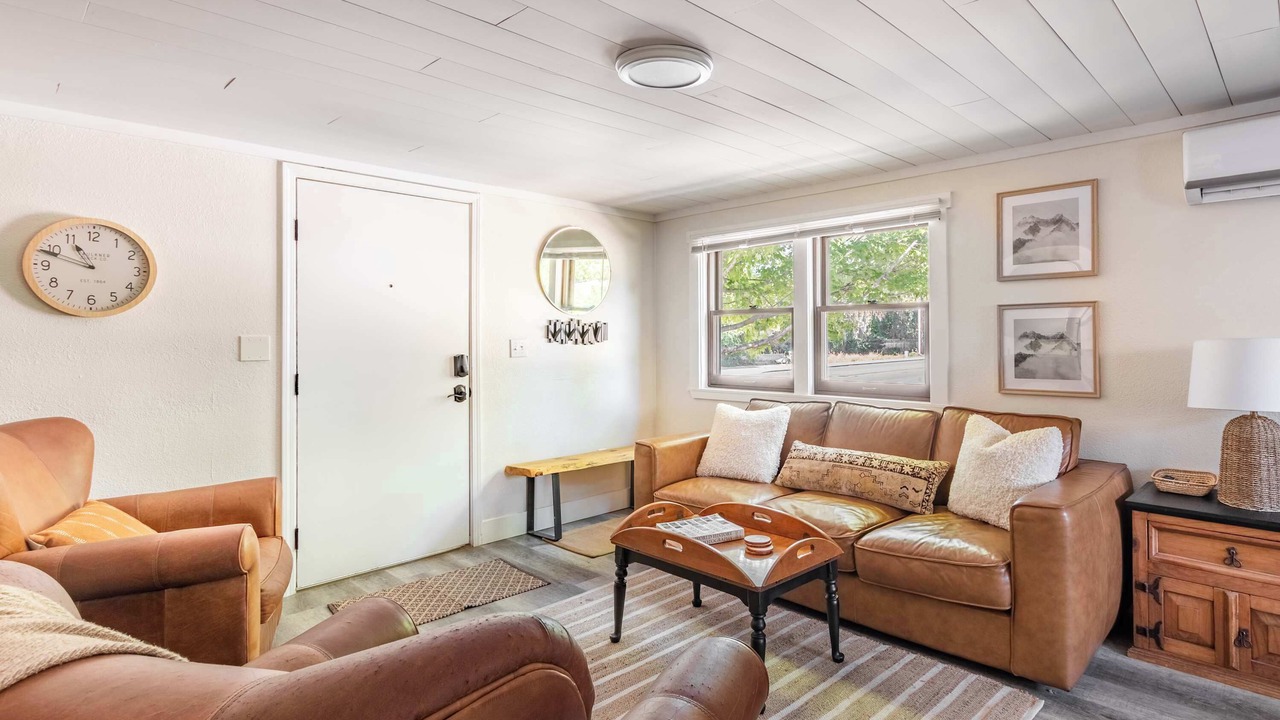 Photo of Livingroom in Depot Bench