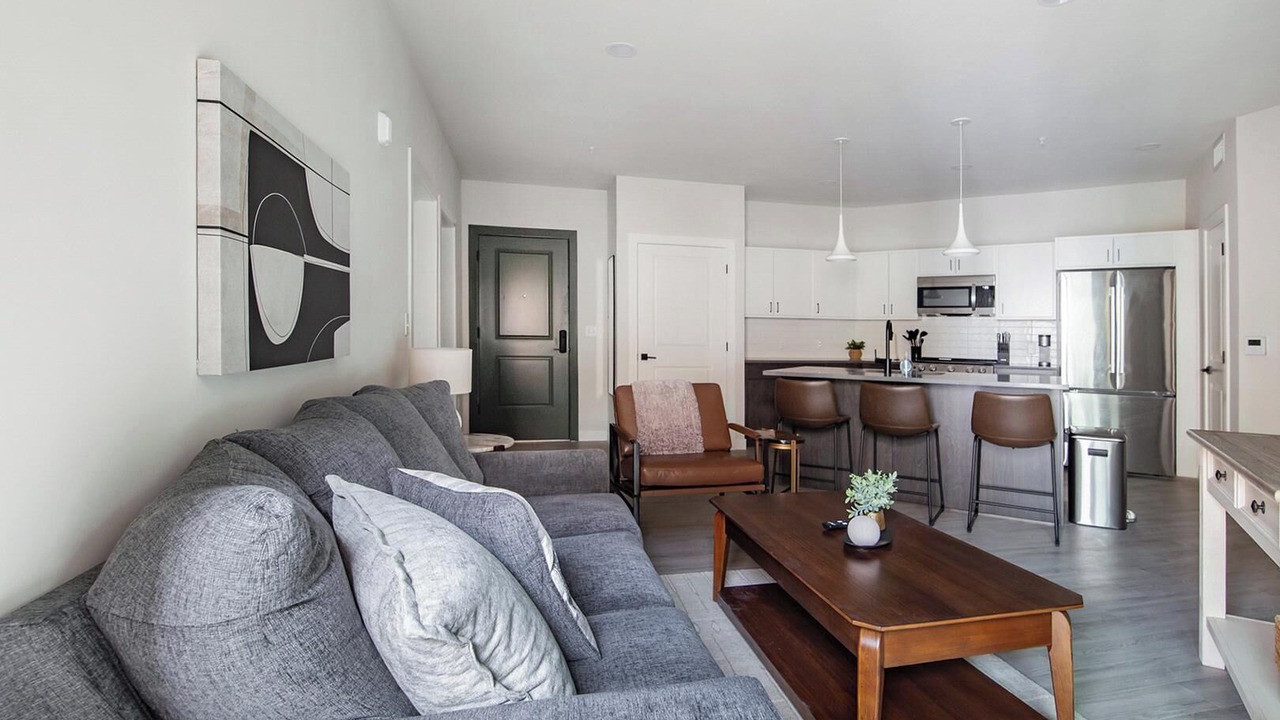 Photo of Livingroom in People's Freeway