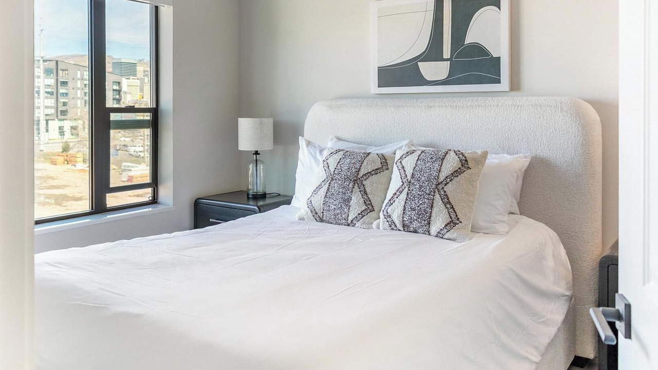 Photo of Bedroom in People's Freeway