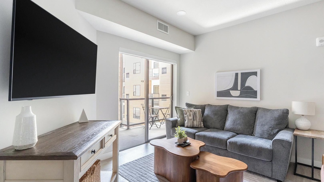 Photo of Livingroom in People's Freeway