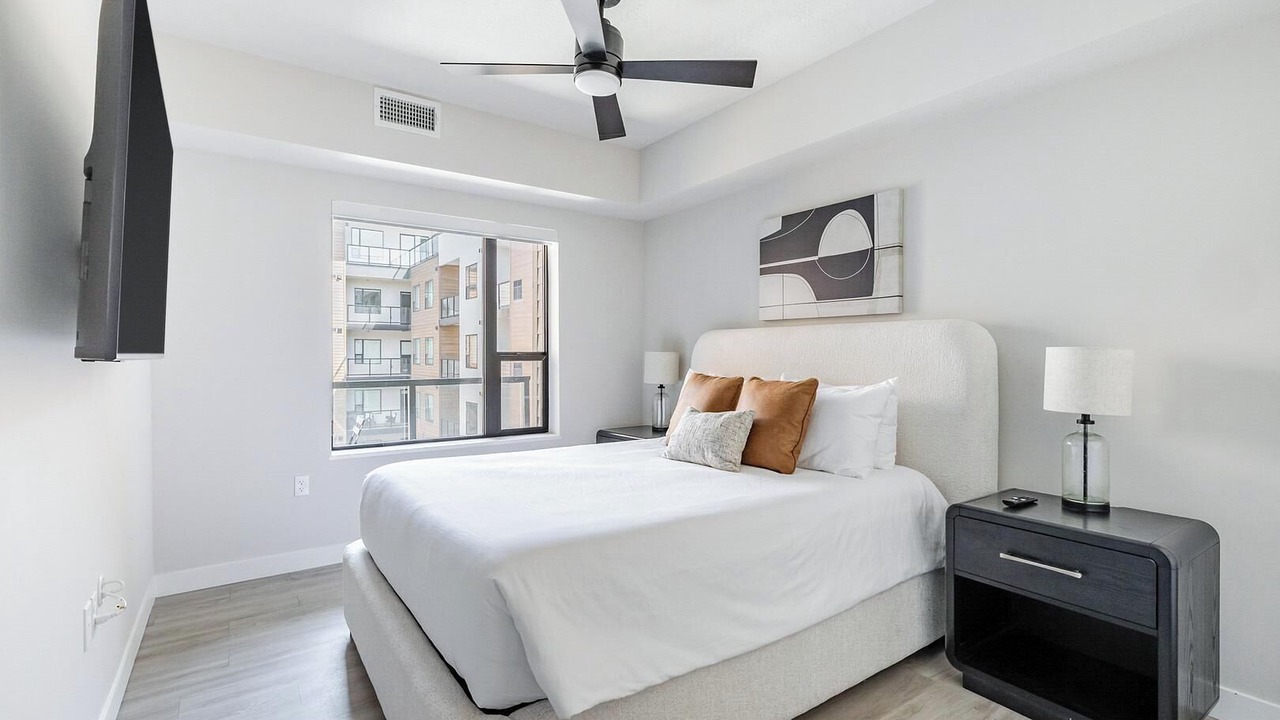 Photo of Bedroom in People's Freeway