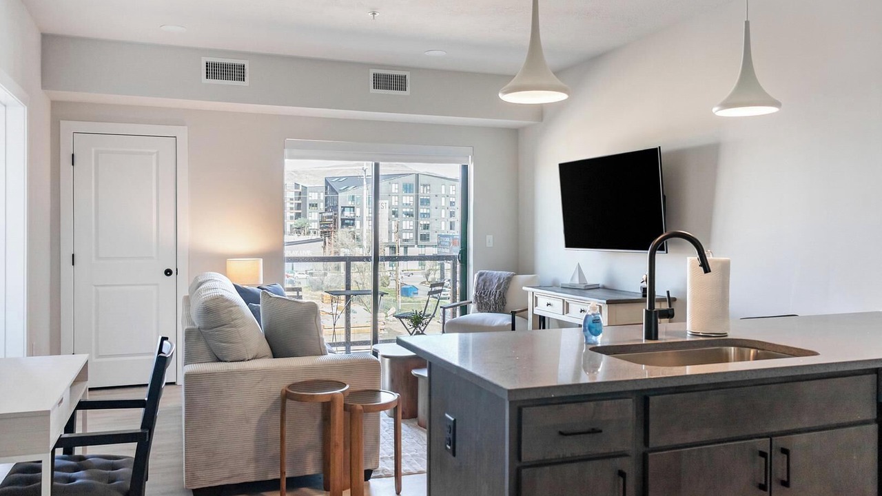 Photo of Livingroom in People's Freeway