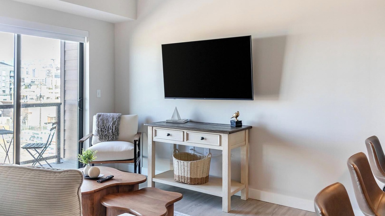 Photo of Livingroom in People's Freeway