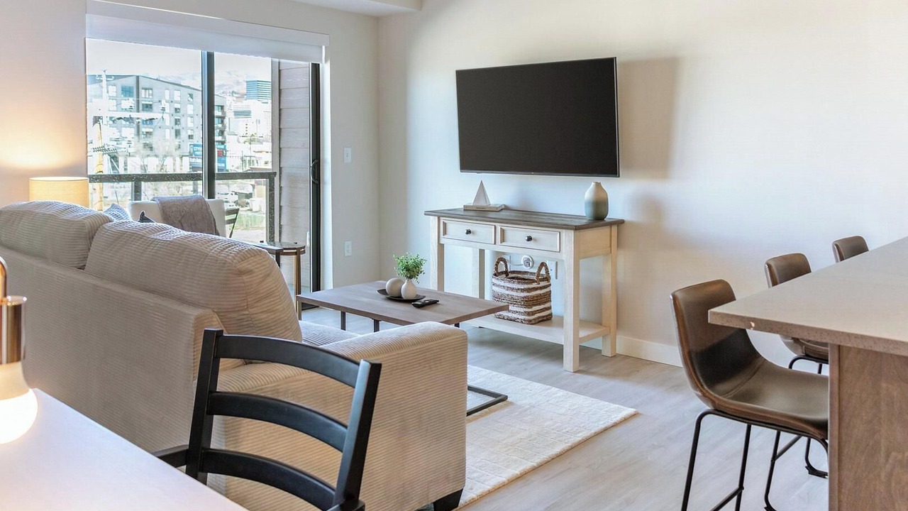 Photo of Livingroom in People's Freeway