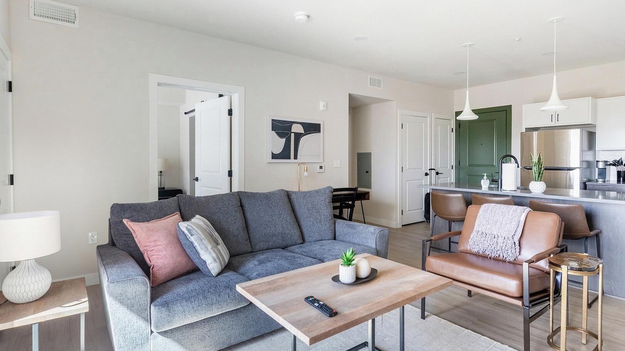 Photo of Livingroom in People's Freeway