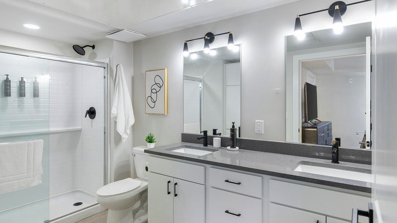 Photo of Bathroom in People's Freeway