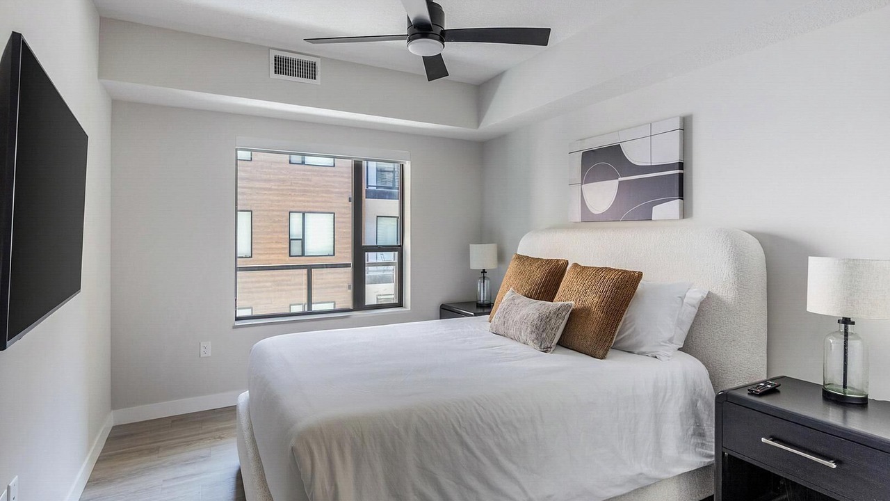 Photo of Bedroom in People's Freeway