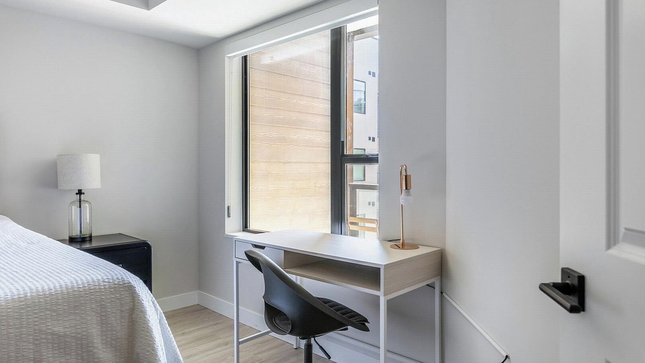 Photo of Bedroom in People's Freeway