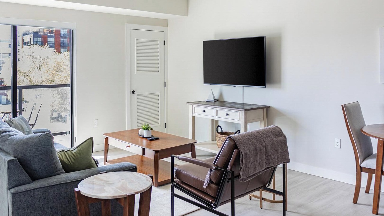 Photo of Livingroom in People's Freeway