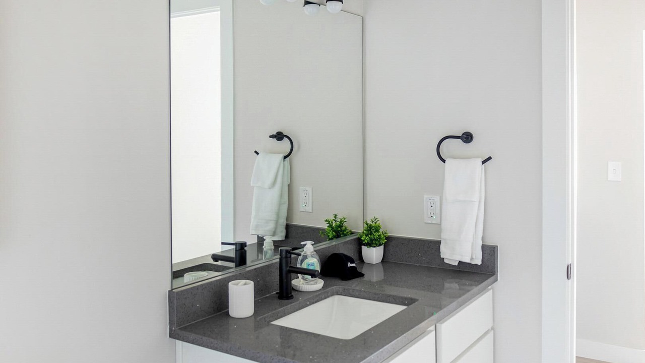 Photo of Bathroom in People's Freeway