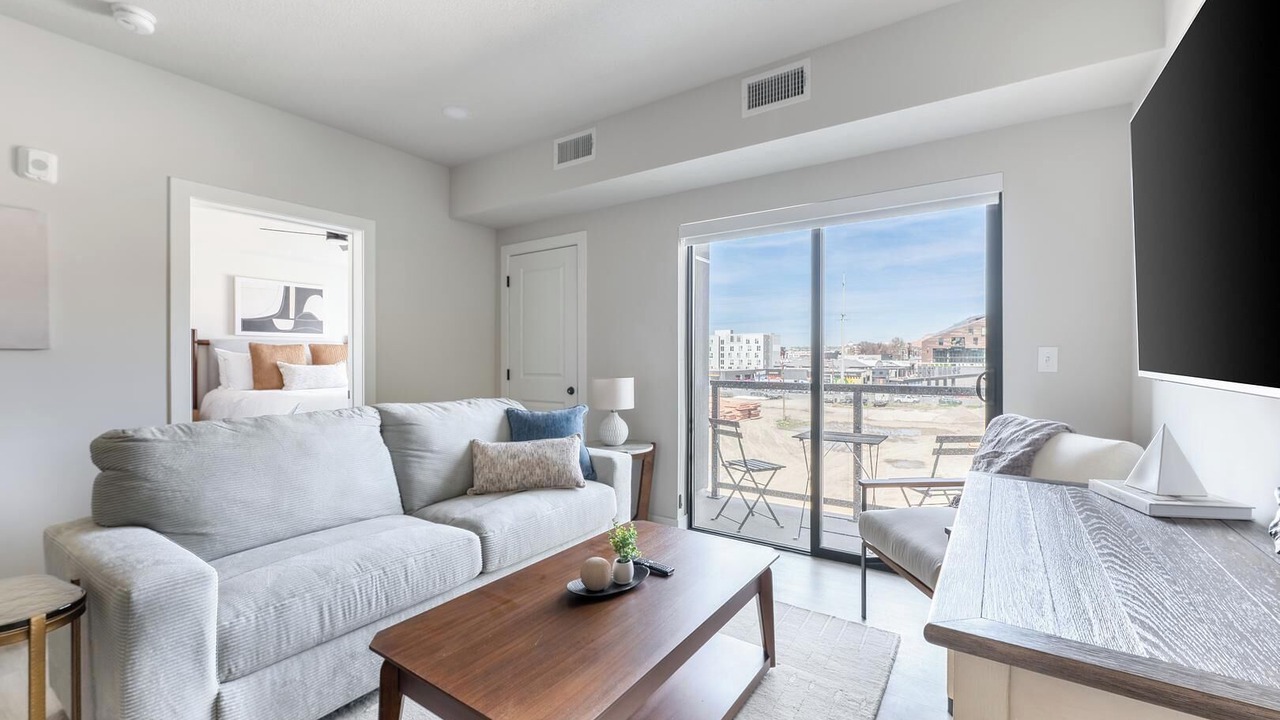 Photo of Livingroom in People's Freeway