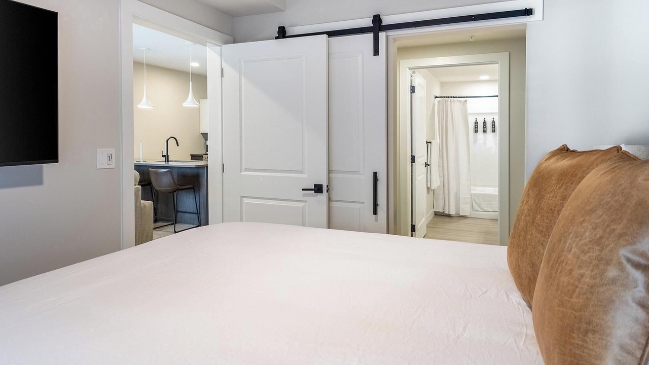 Photo of Bedroom in People's Freeway