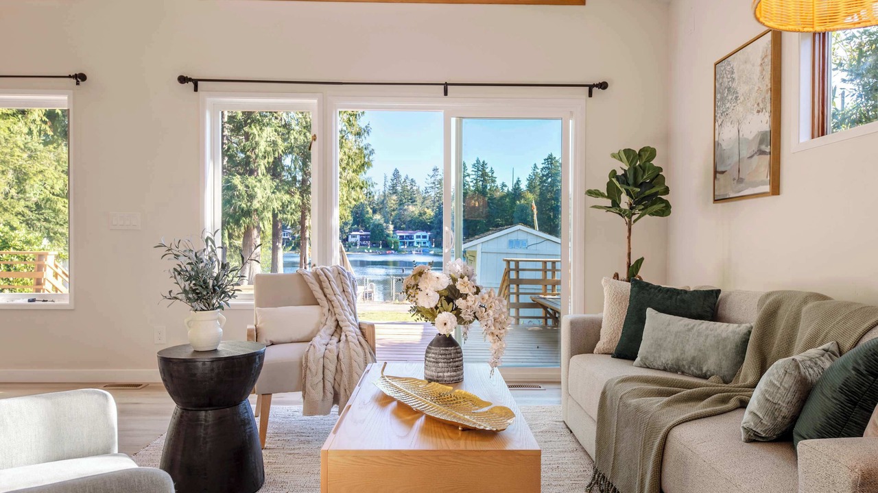 Photo of Livingroom in Maple Heights-Lake Desire