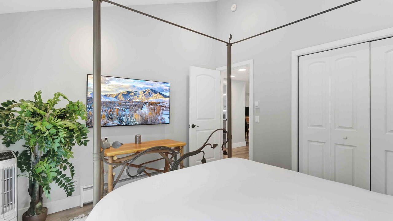 Photo of Bedroom in Warm Springs