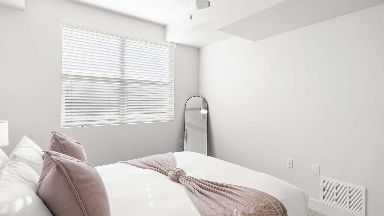 Photo of Bedroom in People's Freeway