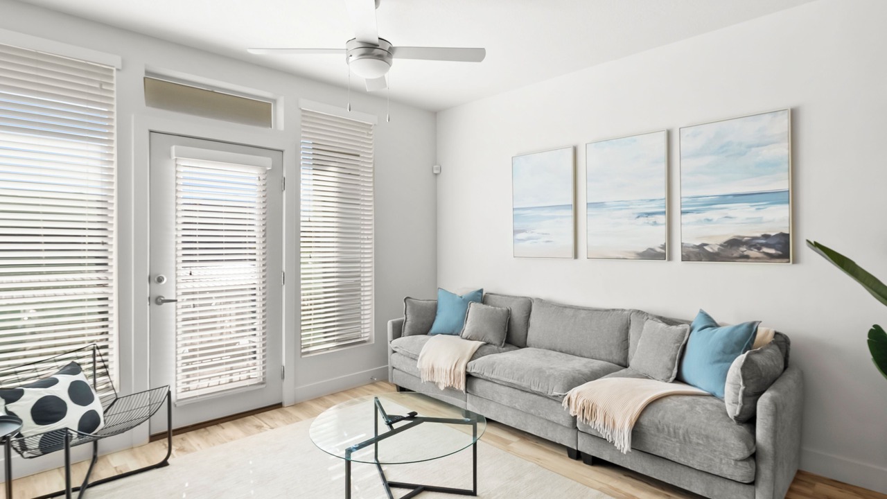 Photo of Livingroom in People's Freeway