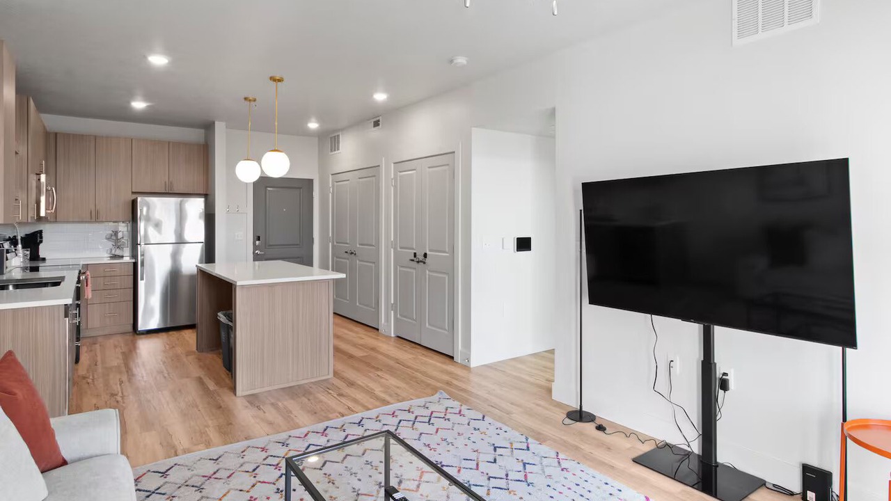 Photo of Livingroom in People's Freeway