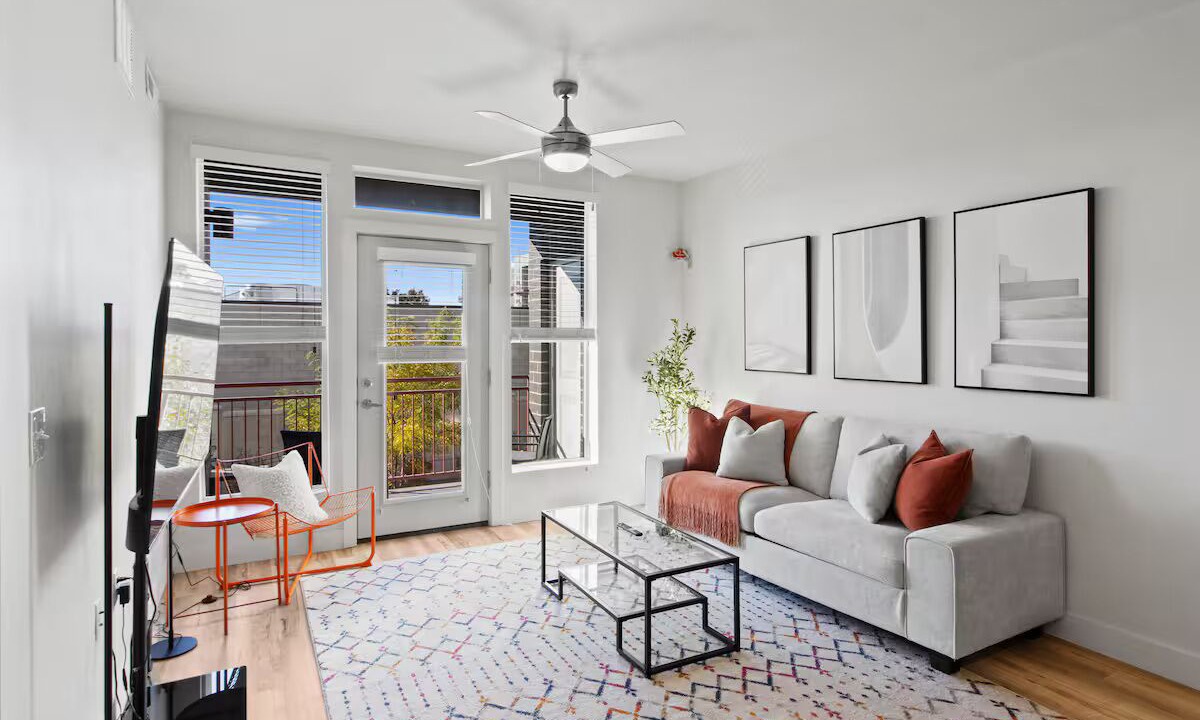 Photo of Livingroom in People's Freeway