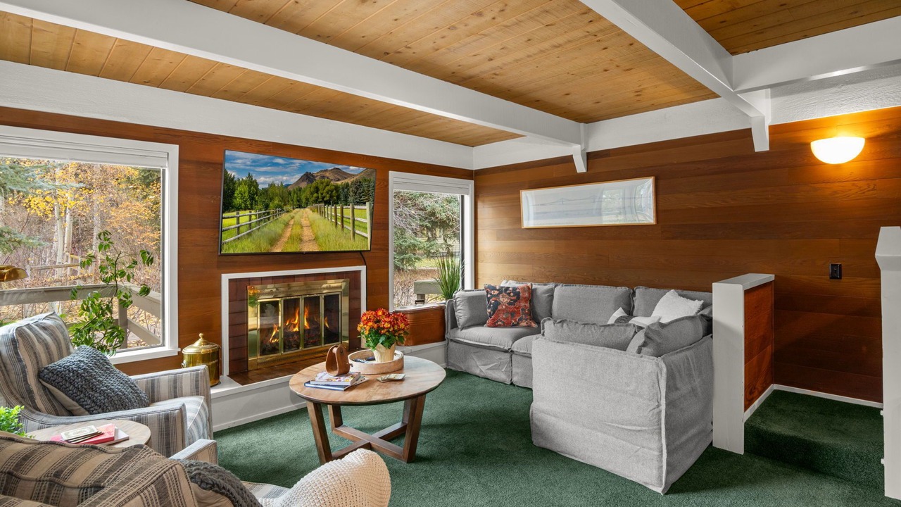 Photo of Livingroom in Elkhorn