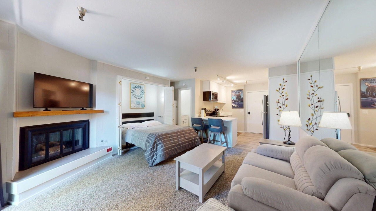 Photo of Livingroom in Elkhorn Village