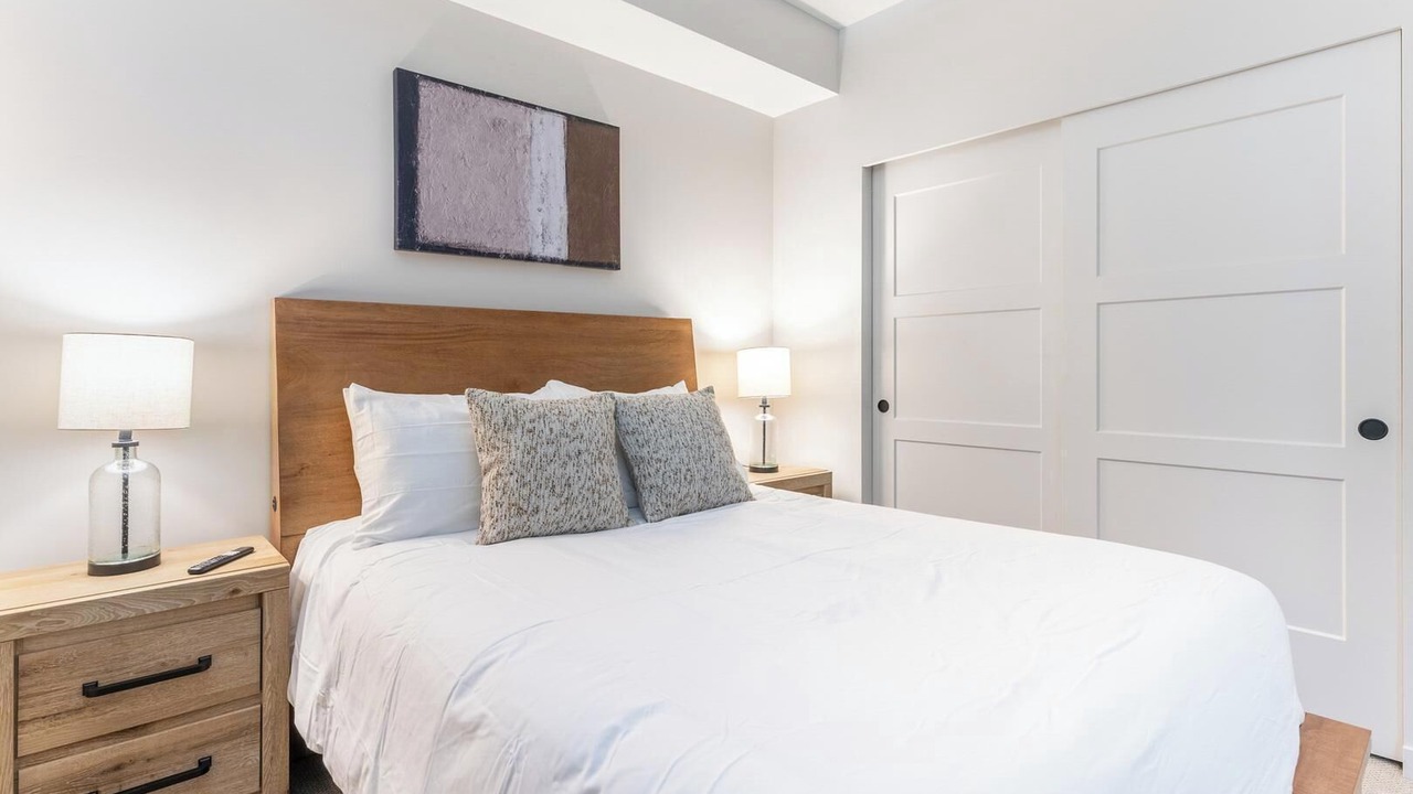 Photo of Bedroom in People's Freeway