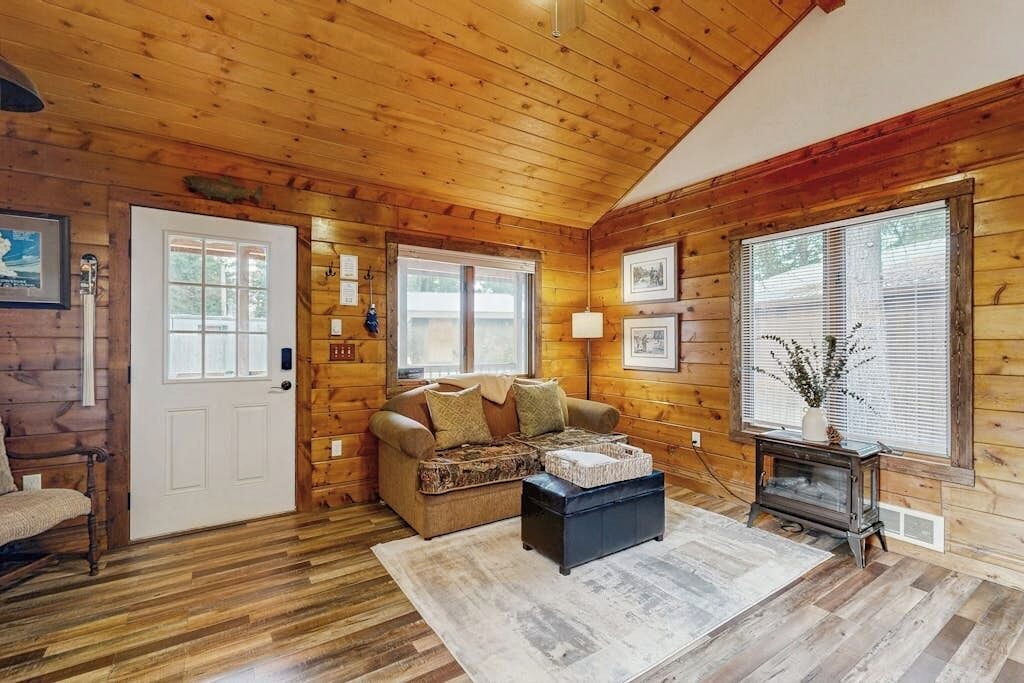 Photo of Livingroom in Woods Bay