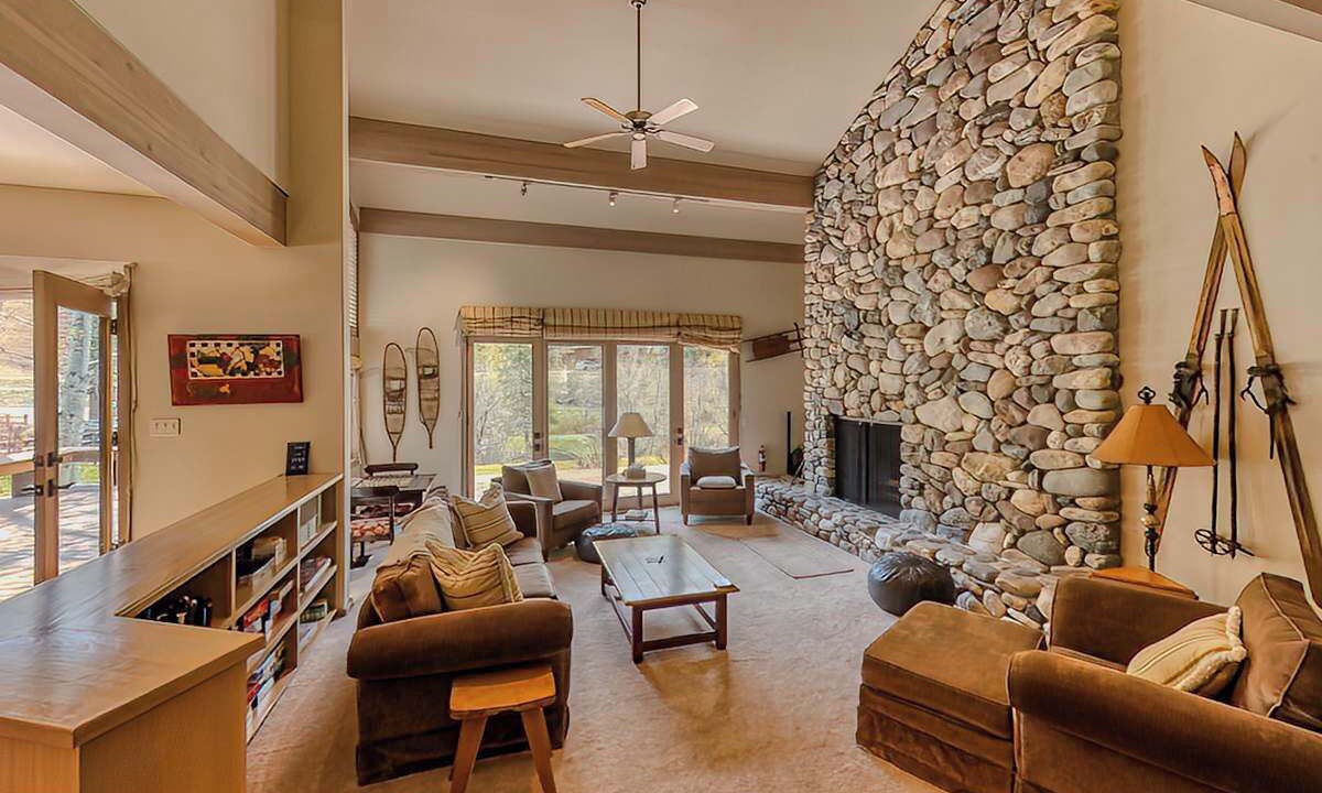 Photo of Livingroom in Warm Springs