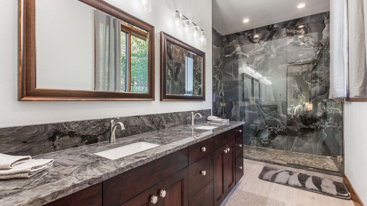 Photo of Bathroom in Island Park
