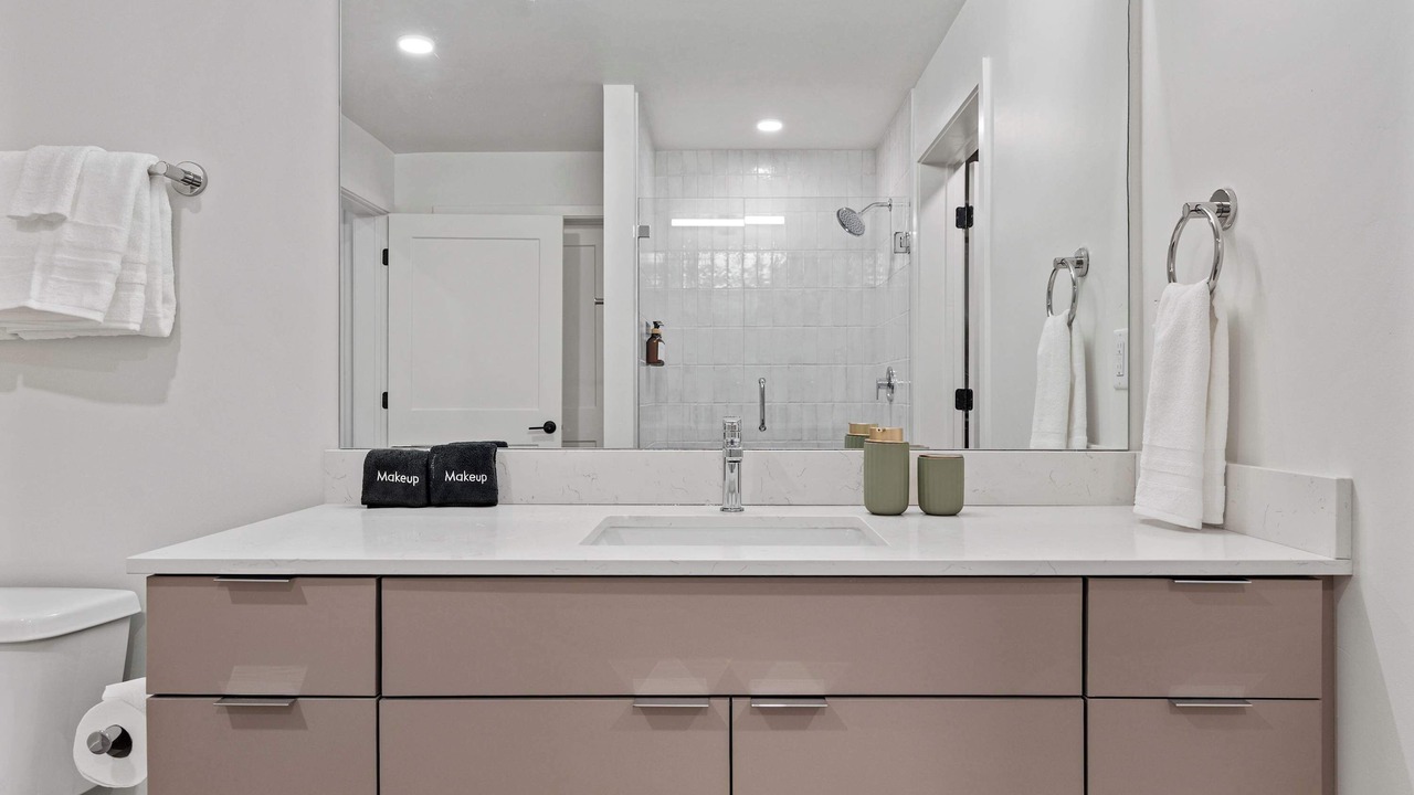 Photo of Bathroom in People's Freeway