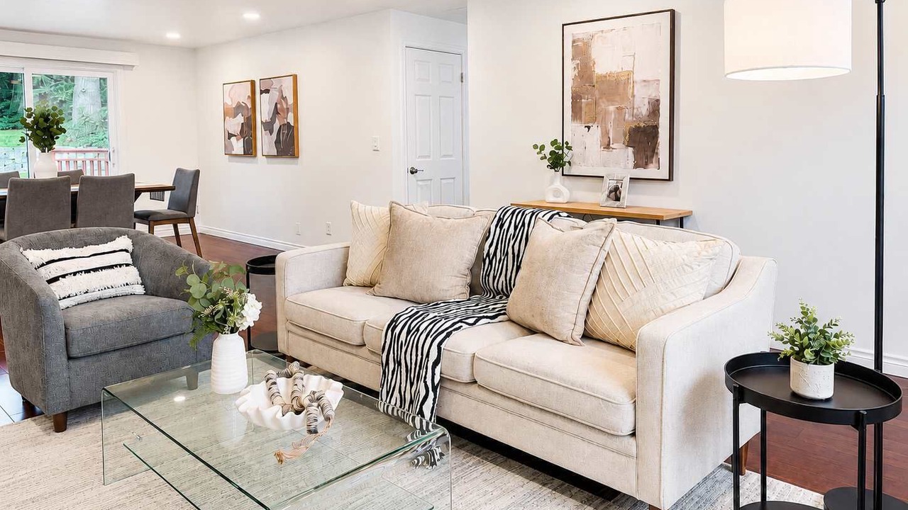 Photo of Livingroom in Northeast Bellevue