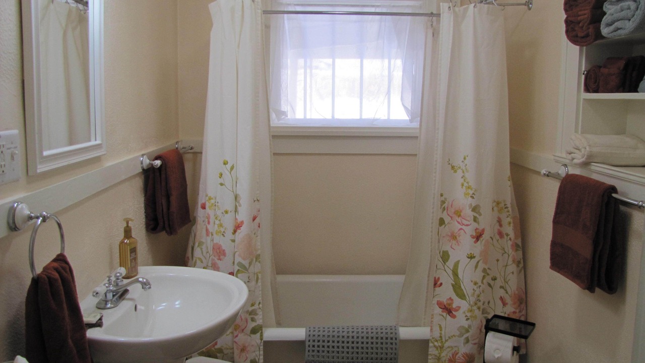 Photo of Bathroom in Gardiner