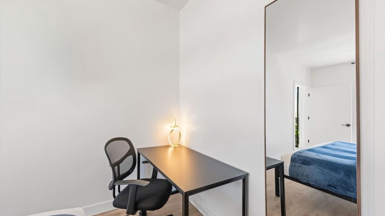 Photo of Bedroom in People's Freeway