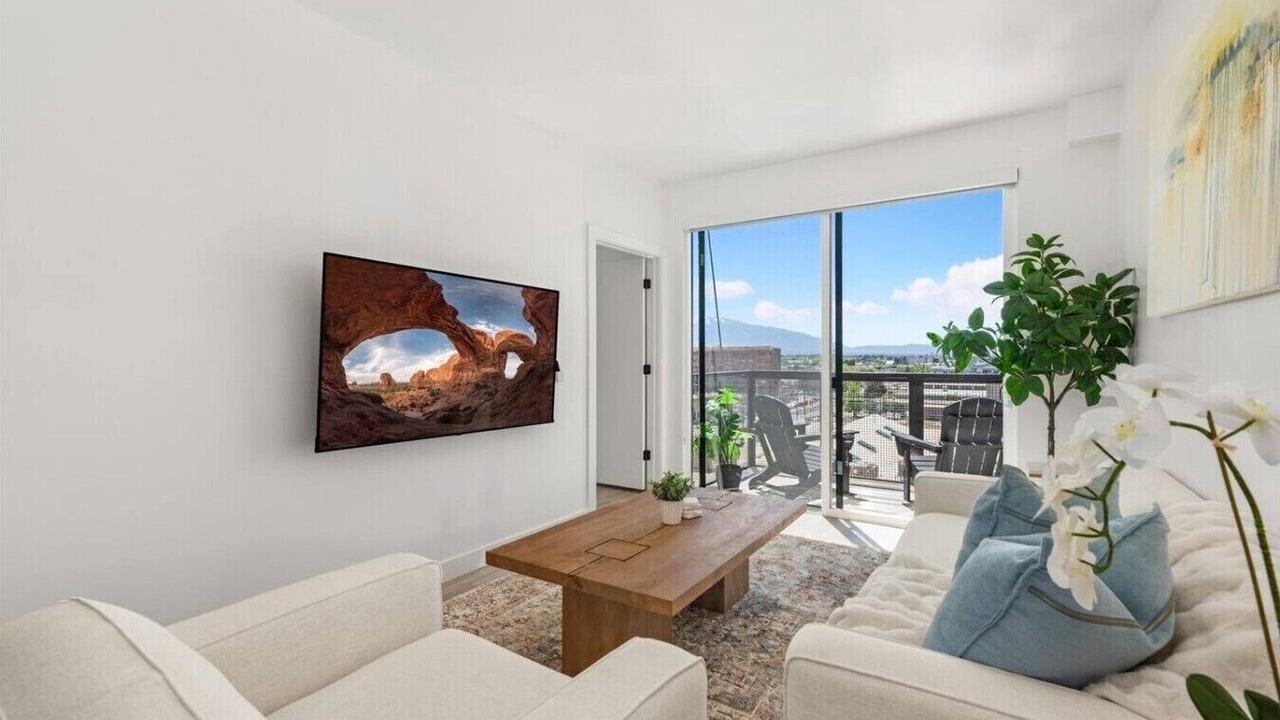 Photo of Livingroom in People's Freeway