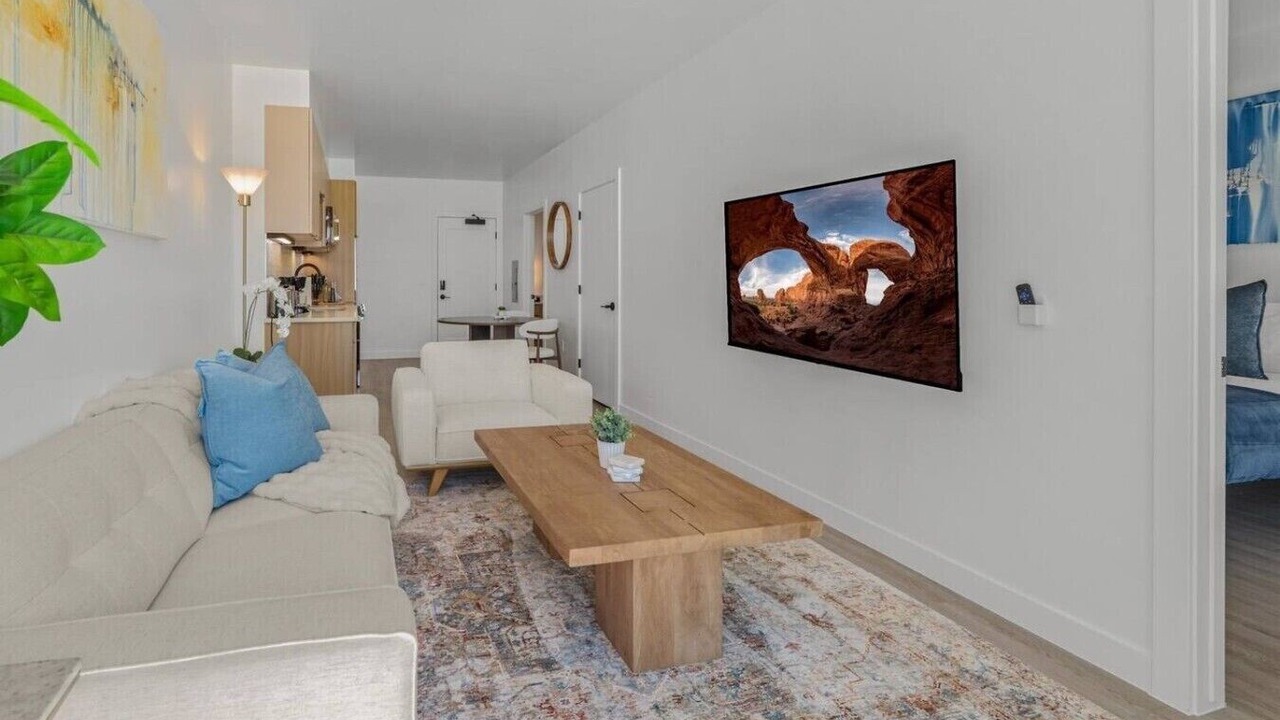 Photo of Livingroom in People's Freeway