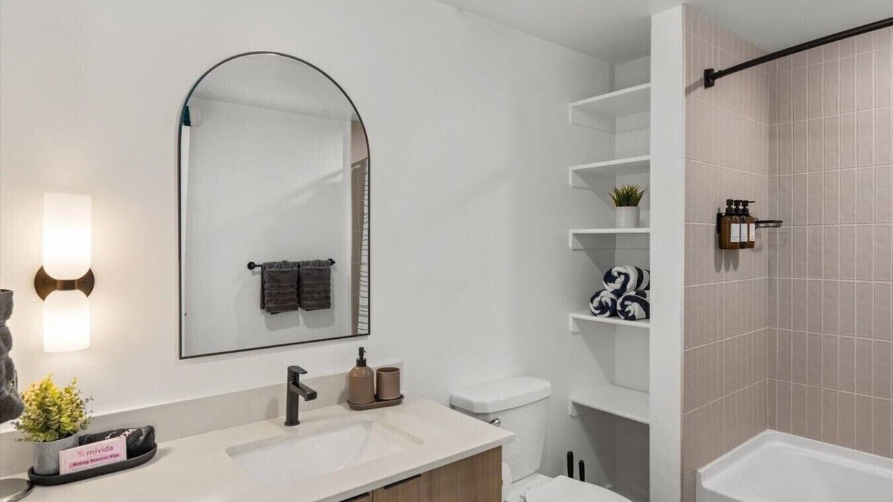 Photo of Bathroom in People's Freeway