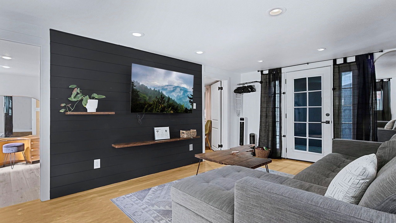 Photo of Livingroom in Depot Bench