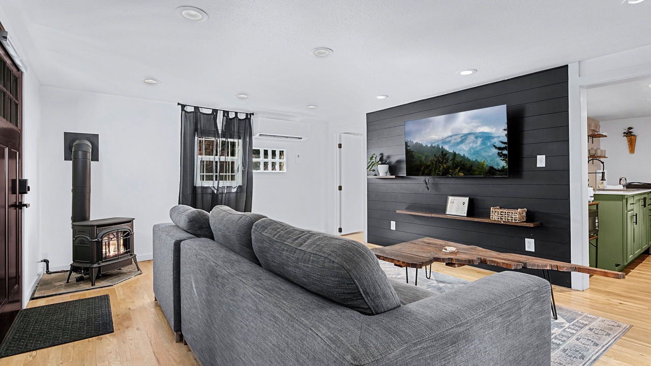Photo of Livingroom in Depot Bench
