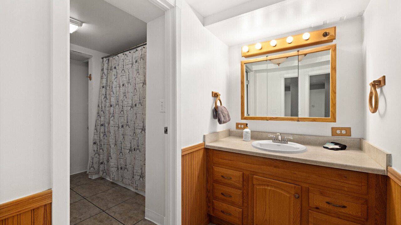 Photo of Bathroom in Central - Terry