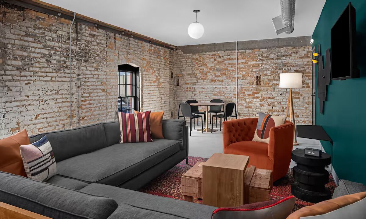 Photo of Livingroom in People's Freeway