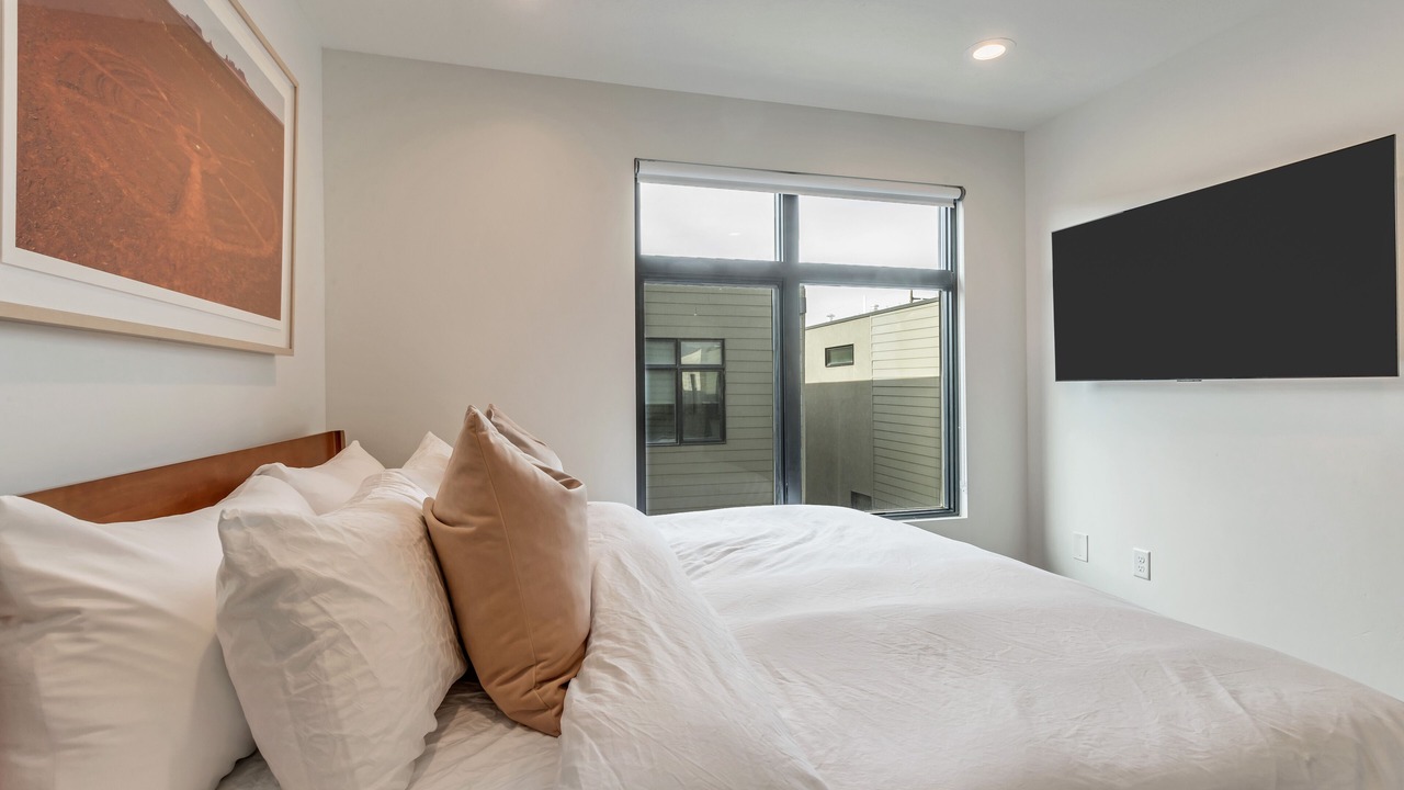 Photo of Bedroom in People's Freeway