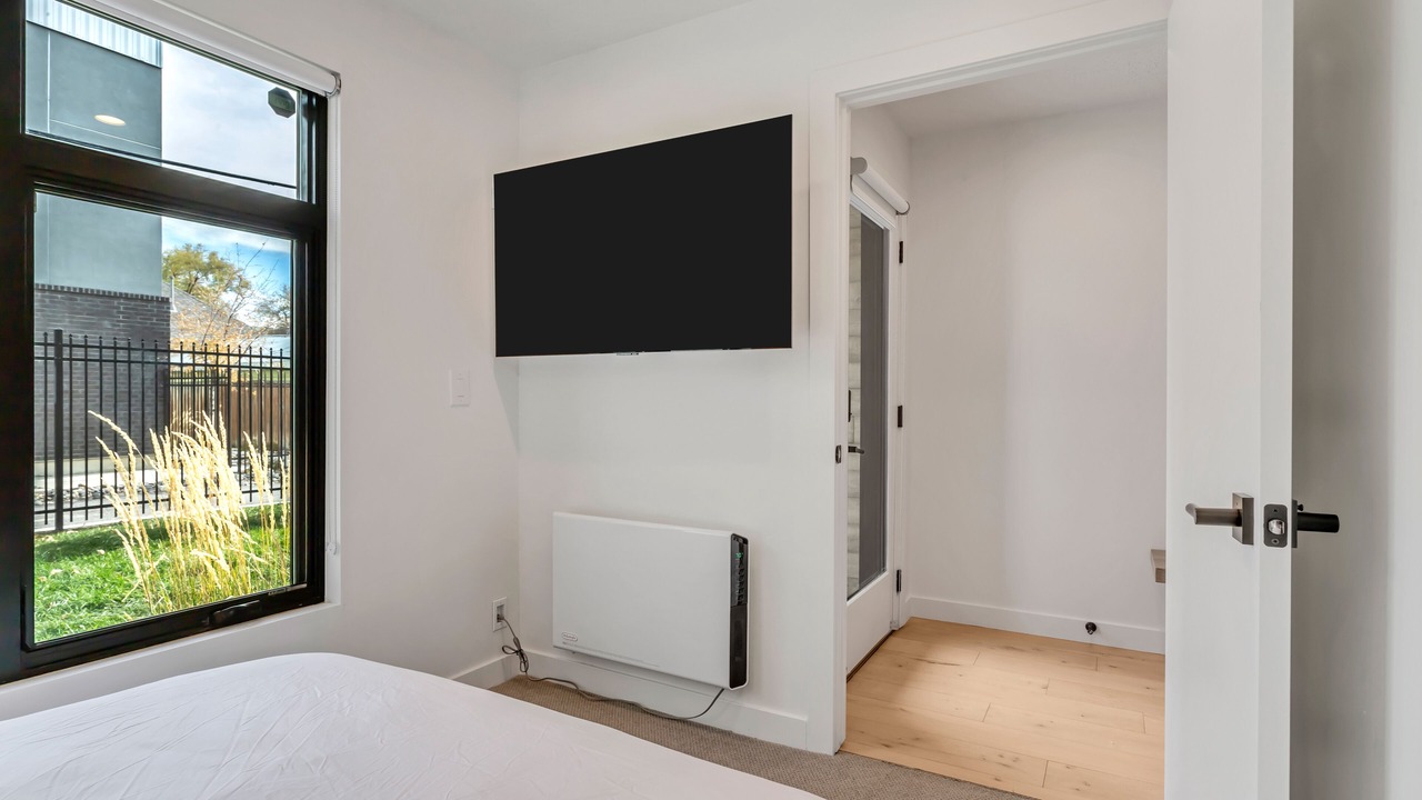 Photo of Bedroom in People's Freeway