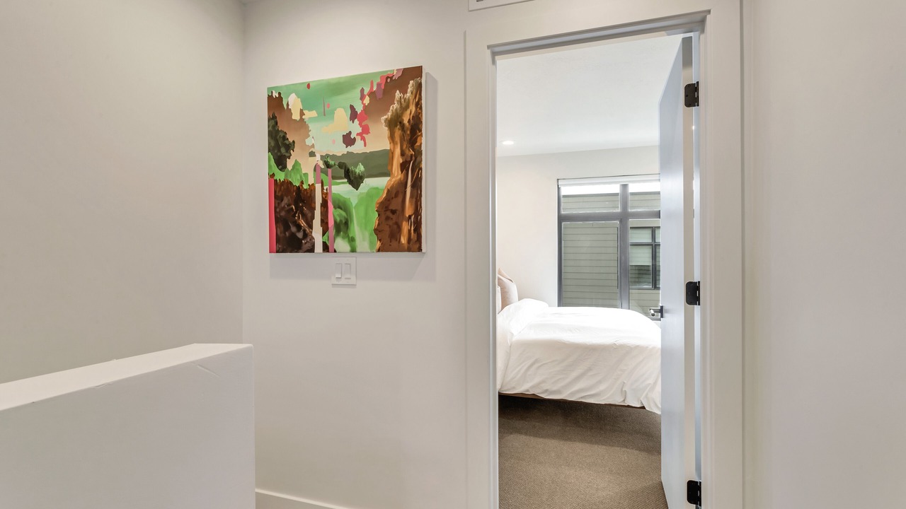 Photo of Bedroom in People's Freeway
