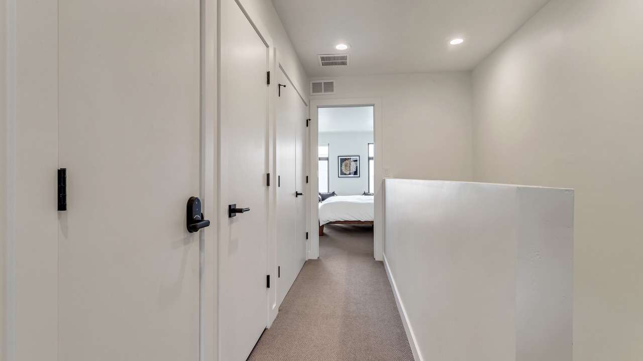 Photo of Bedroom in People's Freeway