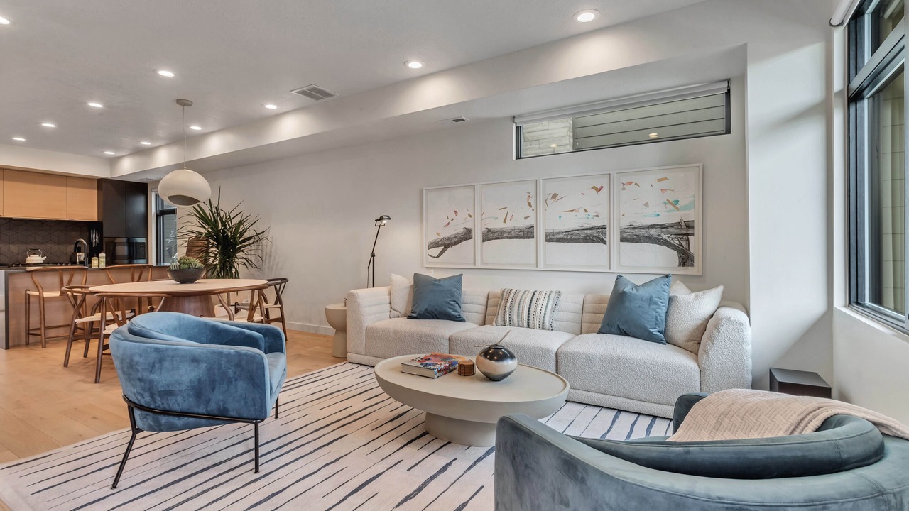 Photo of Livingroom in People's Freeway
