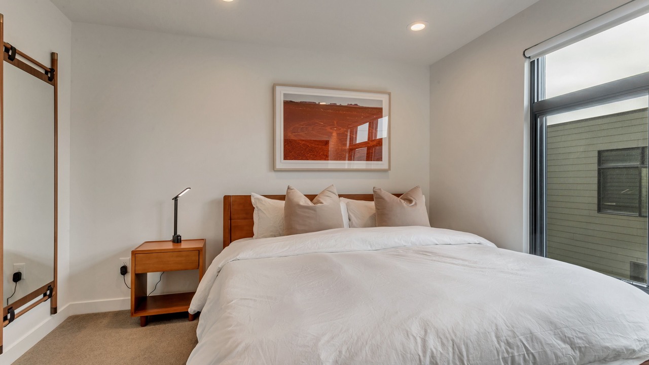 Photo of Bedroom in People's Freeway