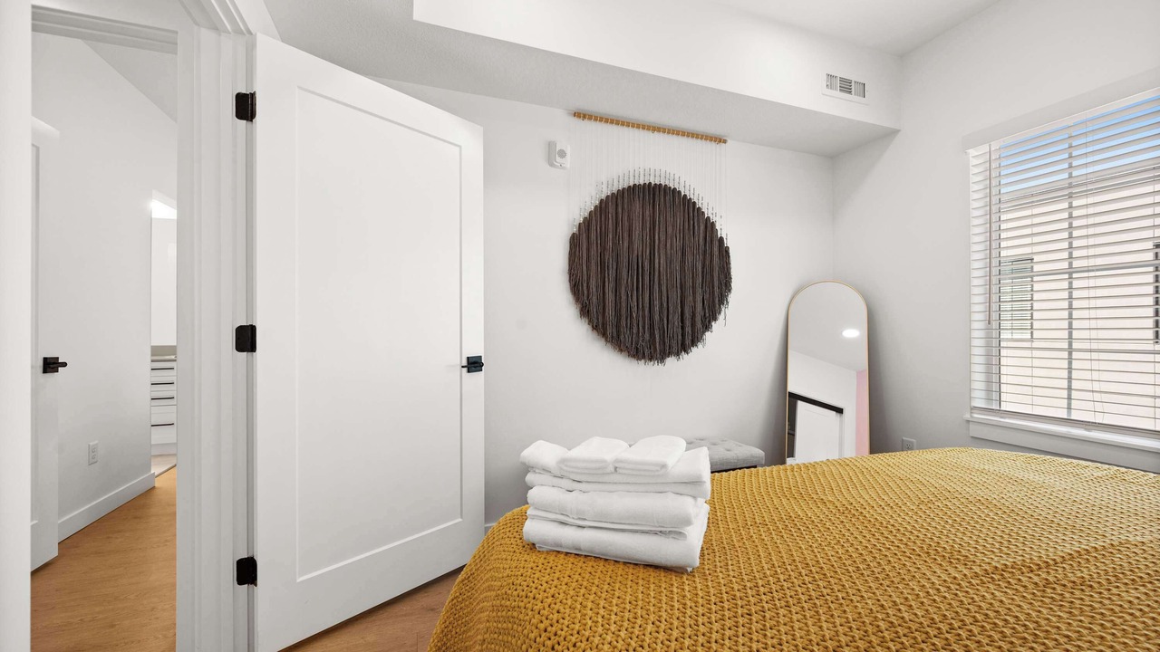 Photo of Bedroom in People's Freeway
